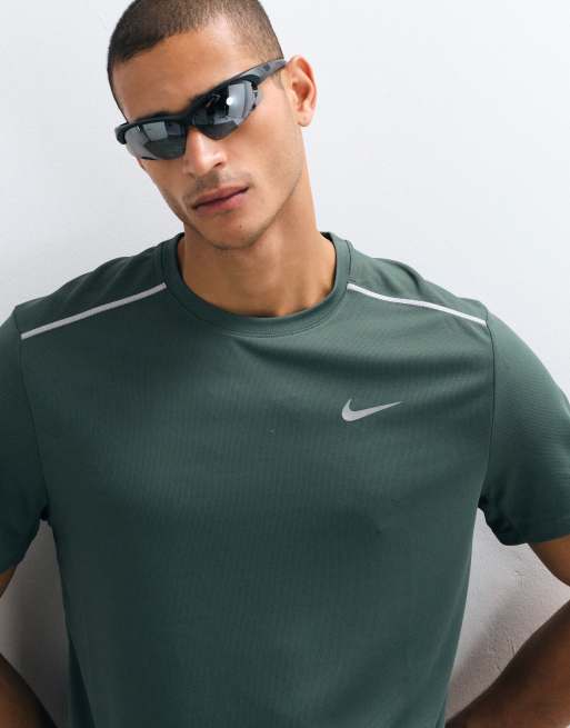 Nike Running Miler Dri-FIT UV-Protection T-shirt in groen, 3 van 5