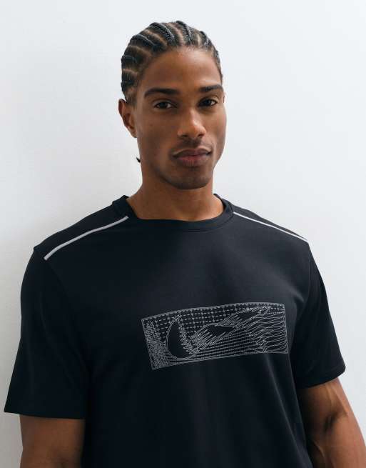 Nike Running Miler Dri-FIT winterised short sleeve top in black, 4 of 5