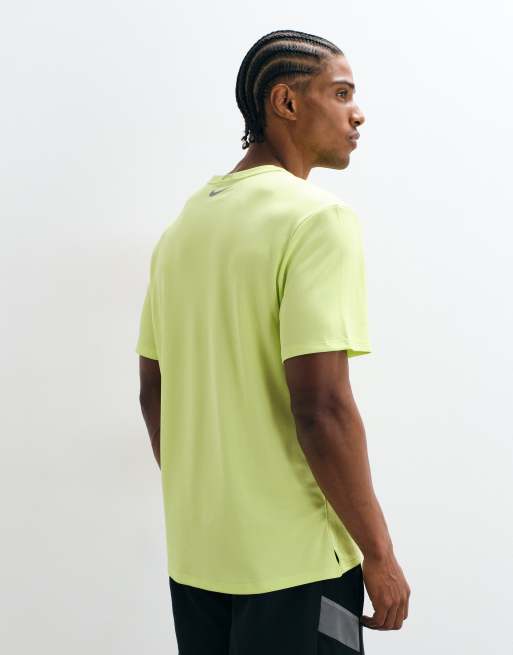 Nike Running Miler Dri-FIT winterised top met korte mouwen in geel, 5 van 5