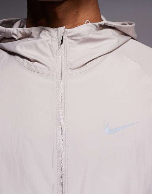 Nike Running - Miler - Jack in lichtgrijs, 5 van 5