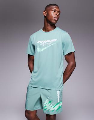 Nike Miler Logo T-shirt In Green