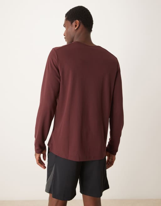 Nike Running Miler T shirt a manches longues en tissu Dri FIT Bordeaux