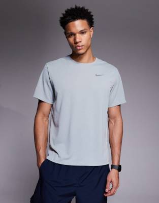 Nike Running - Miler - T-shirt en tissu Dri-FIT - Gris