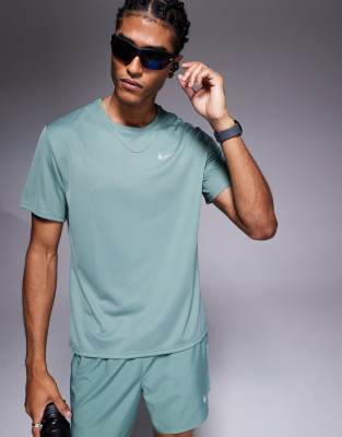 Nike Running - Miler - T-shirt en tissu Dri-FIT - Vert