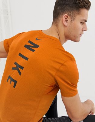 Nike Running - Miler Tech - T-shirt met print achterop in oranje 928307-833