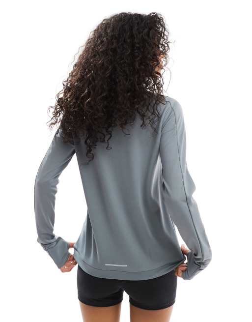 Nike Running – Pacer Dri-FIT – Langärmliges Oberteil in Grau mit kurzem Reißverschluss, 2 von 4