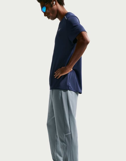 Nike Running pantalones tejidos Miler Dri-FIT para hombre en gris, 4 de 4