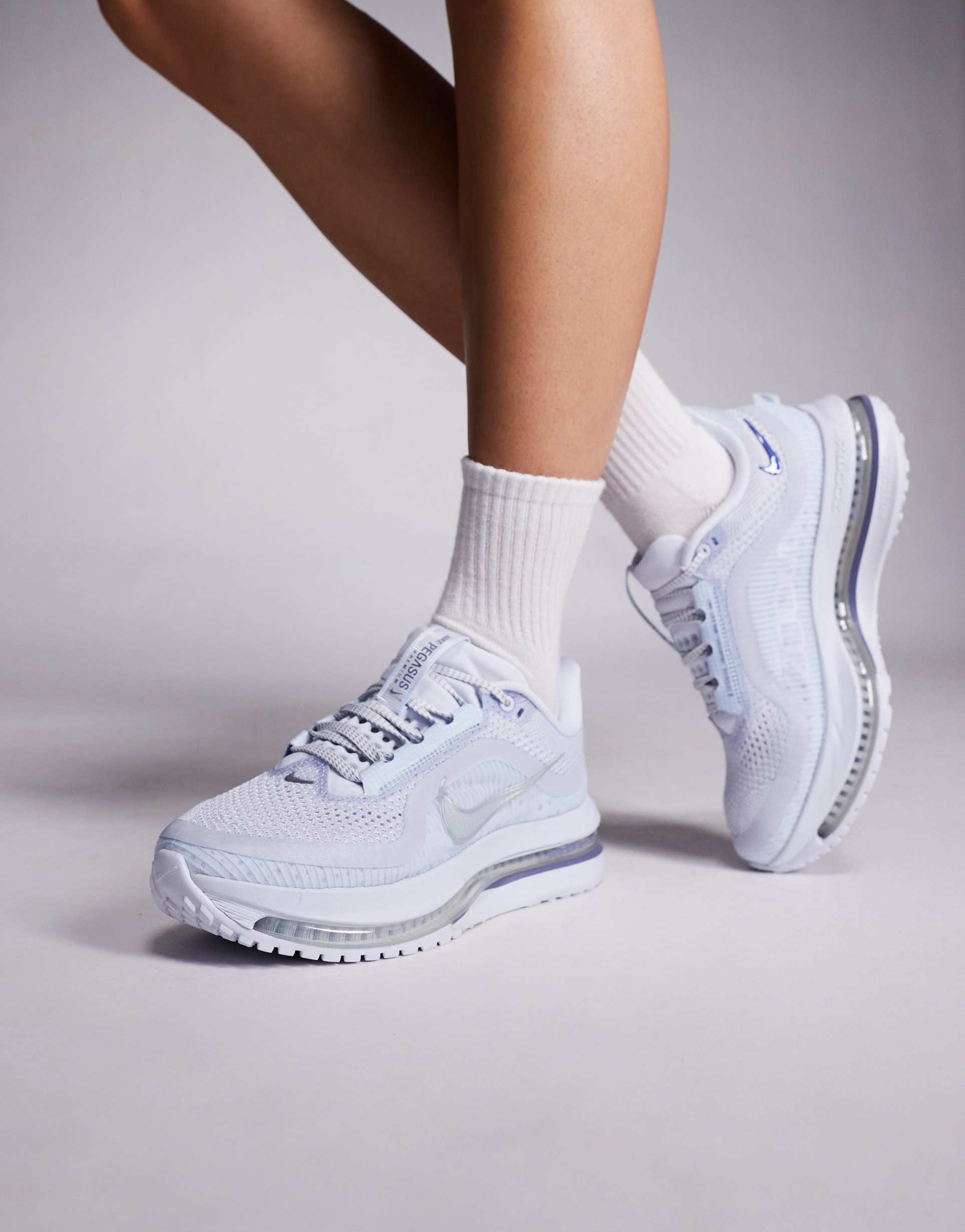 nike running pegasus premium sneakers in silver