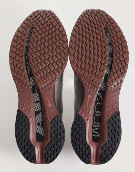 Nike Running Pegasus Premium trainers in brown, 5 of 5