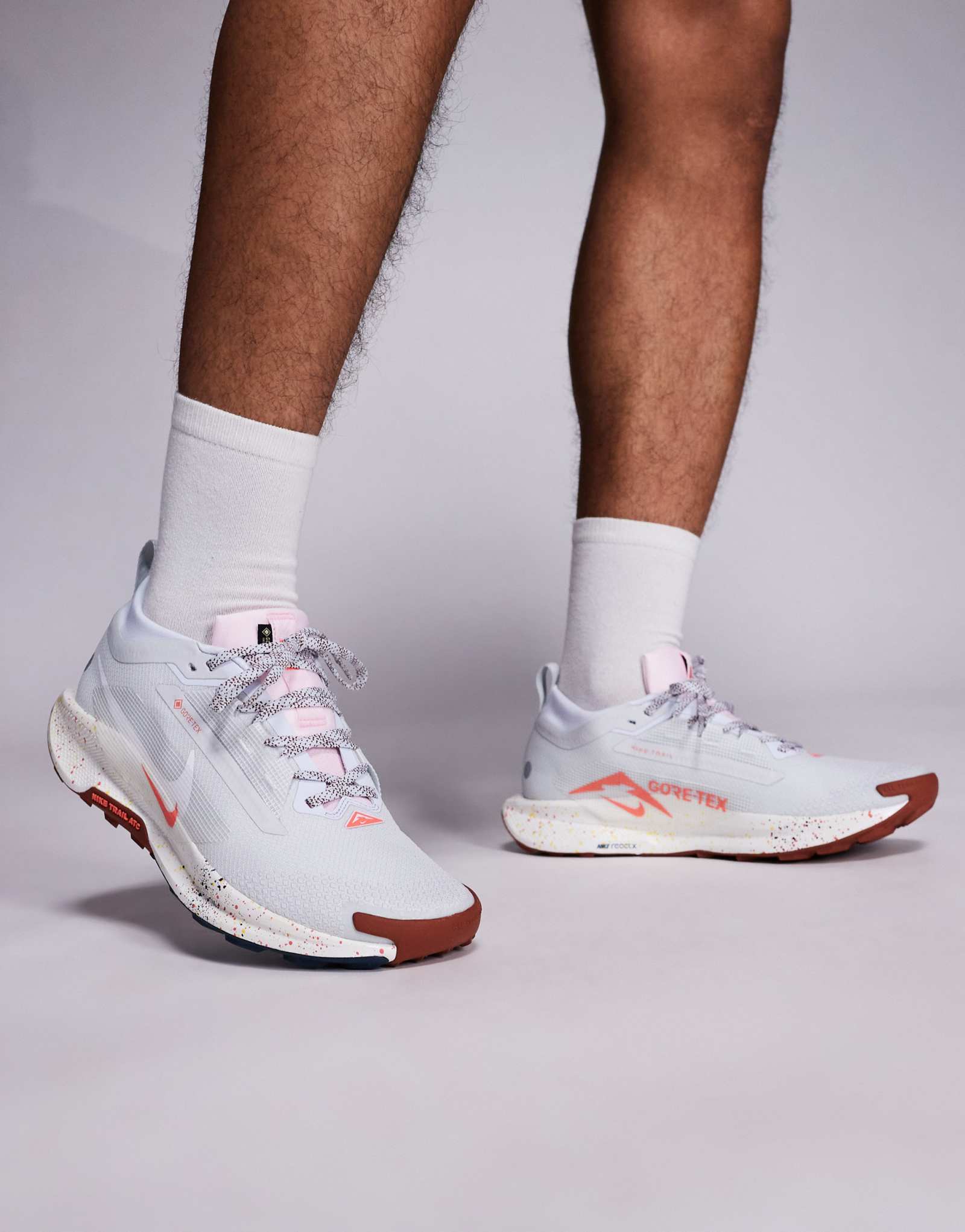 Кроссовки Nike Running Pegasus Trail 5 GORE-TEX белого и оранжевого цветов