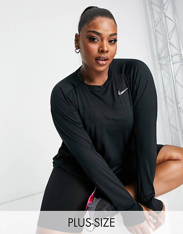 Nike Running - plus swoosh run midlayer back logo crew top in black