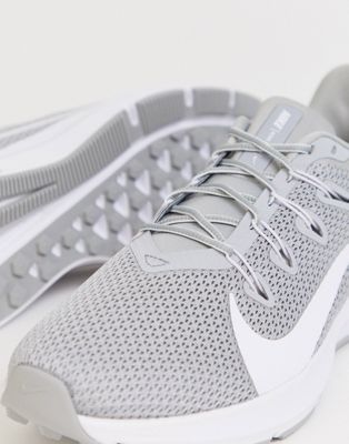 nike running quest 2 trainers in grey