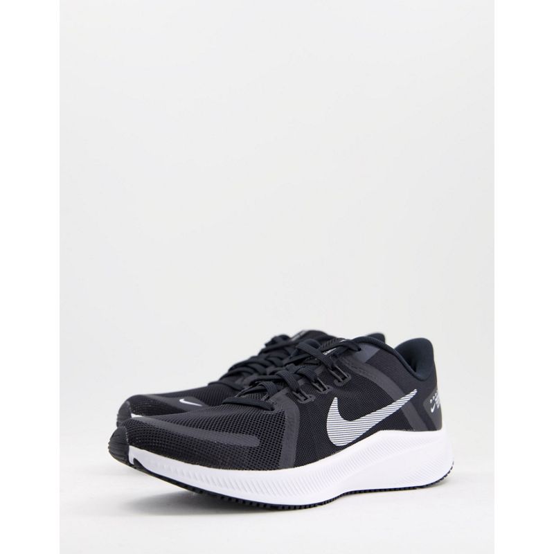 Nike – Running Quest 4 – Sneaker in Weiß und Schwarz