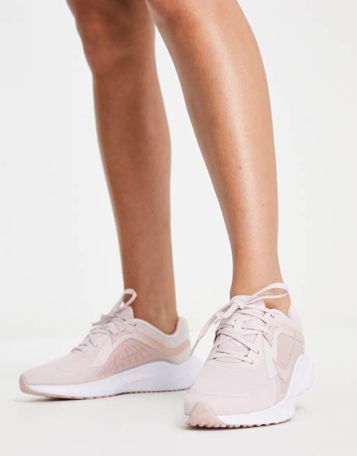 Nike Running Quest 5 Sneakers in perzik ASOS