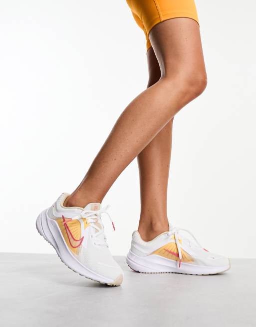 Nike Running - Quest 5 - Sneakers in wit
