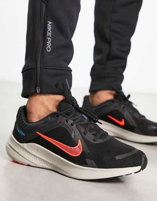 Nike Running - Quest 5 - Sneakers in zwart en oranje
