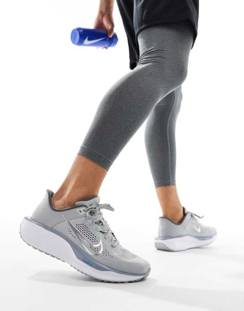 Nike – Running Quest 6 – Sneaker in Grau und Weiß - view 1