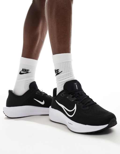 Nike Running Quest 6 Sneaker in Schwarz und WeiB