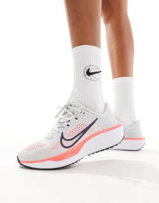 Nike Running - Quest 6 - Sneaker in Weiß und Rosa