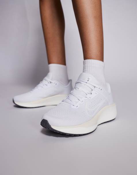 Nike Running - Quest 6 - Sneakers in gebroken wit - view 1
