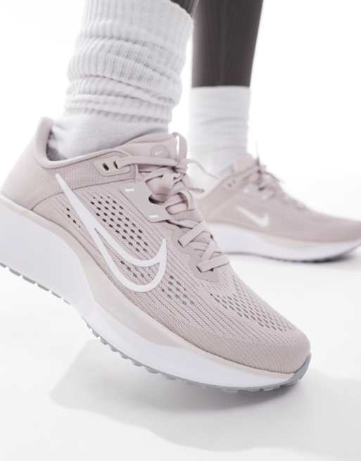 Nike Running Quest 6 sneakers in light pink and white, 3 of 5