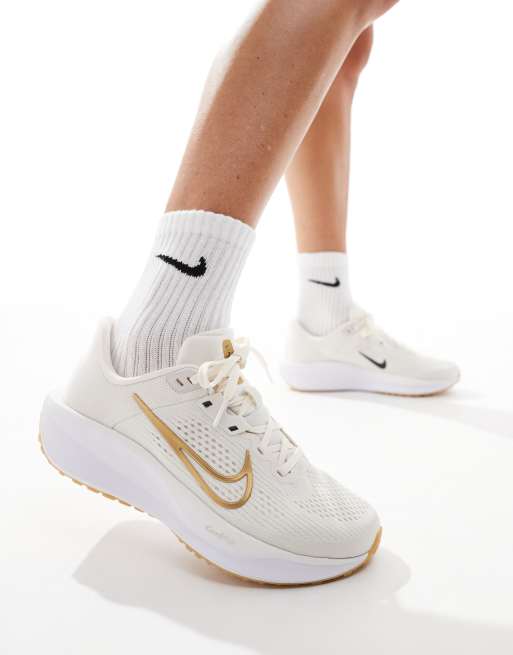 Nike Running Quest 6 Sneakers in wit en goud ASOS