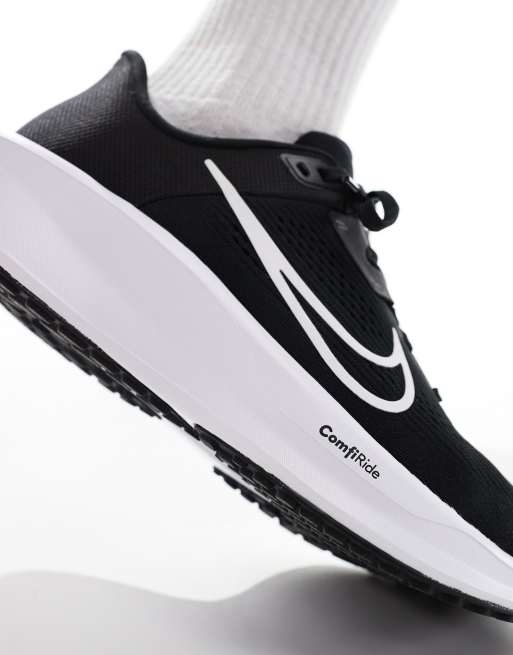 Nike Running Quest 6 trainers in black and white, 4 of 5