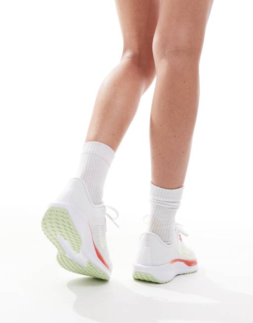 Nike Running Quest 6 trainers in white and red, 3 of 5