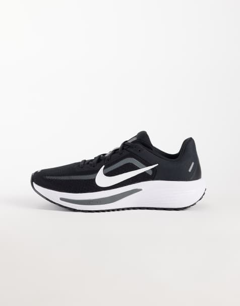 Nike Running Quest 7 Sneaker in Schwarz und Weiß - view 1