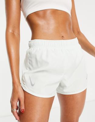 Nike dry hotsell tempo shorts women