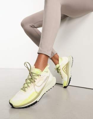 Nike Running - React Gore-Tex Peg Trail 4- Sneaker in Elfenbein und neutralem Olivgrün-Weiß