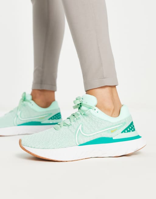 Nike seafoam green store running shoes