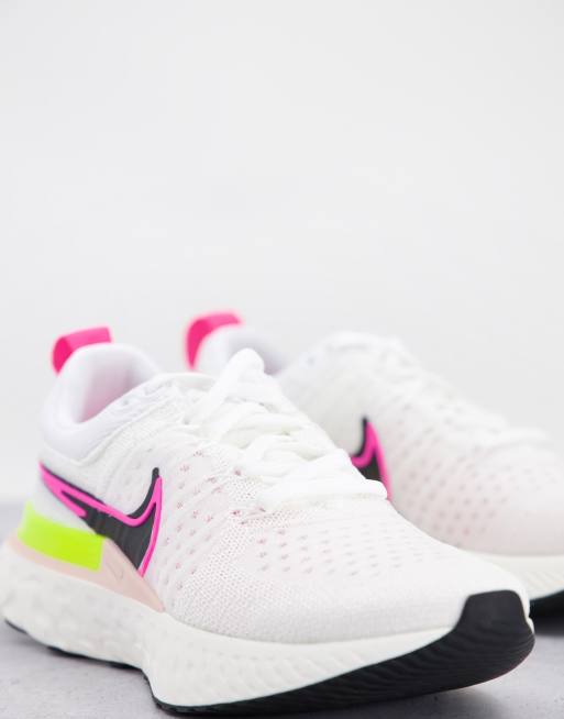 White and hotsell pink 'free flyknit