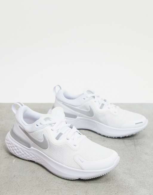 white nike runners men