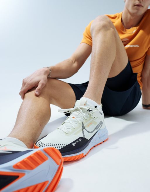 Nike Running - React Pegasus Trail 4 Gore-TEX - Baskets pour homme - Blanc cassé et orange 