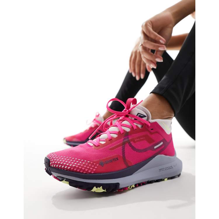 Nike pink store gray running shoes