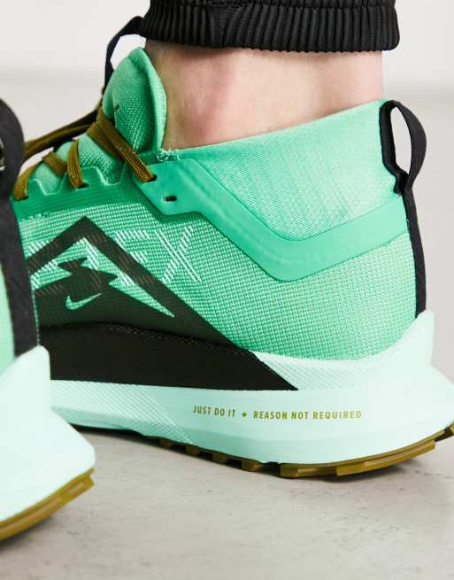 Nike store running verde