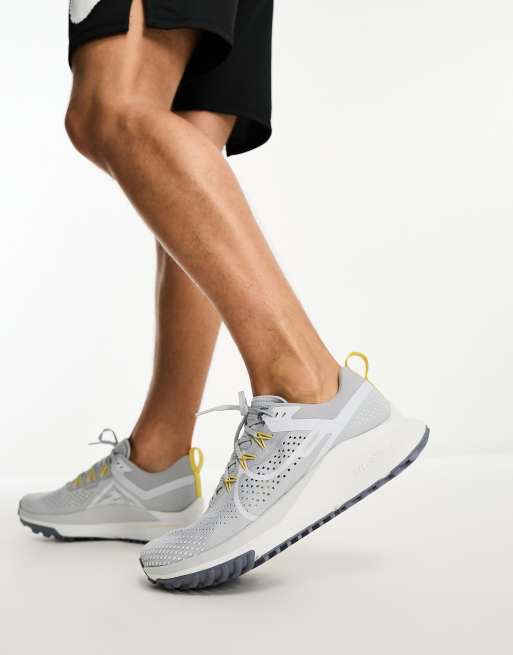 Nike Running – React Pegasus Trail 4 – Sneaker in Grau