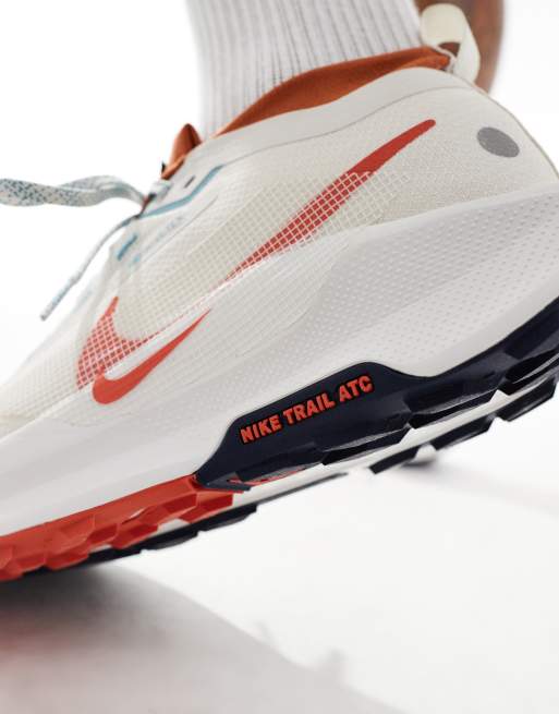 Nike Running - React X Pegasus Trail 5 Gore-TEX - Sneakers bianche e rosse, 4 di 5