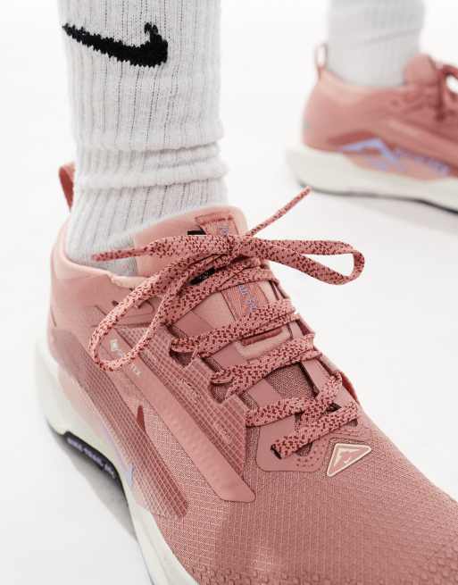 Nike Running React X Pegasus Trail 5 Gore-TEX trainers in pink and white, 4 of 5