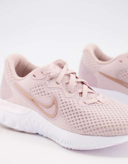 Light pink hotsell womens nike shoes