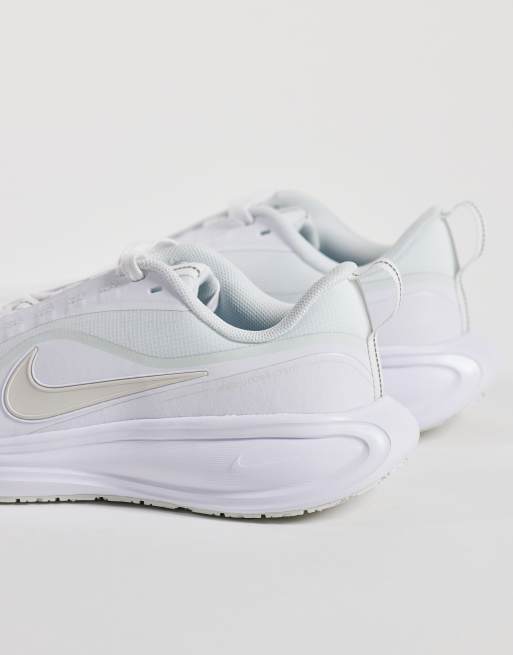 Nike Running Revolution 8 Utility zapatillas de deporte en blanco y gris, 2 de 5
