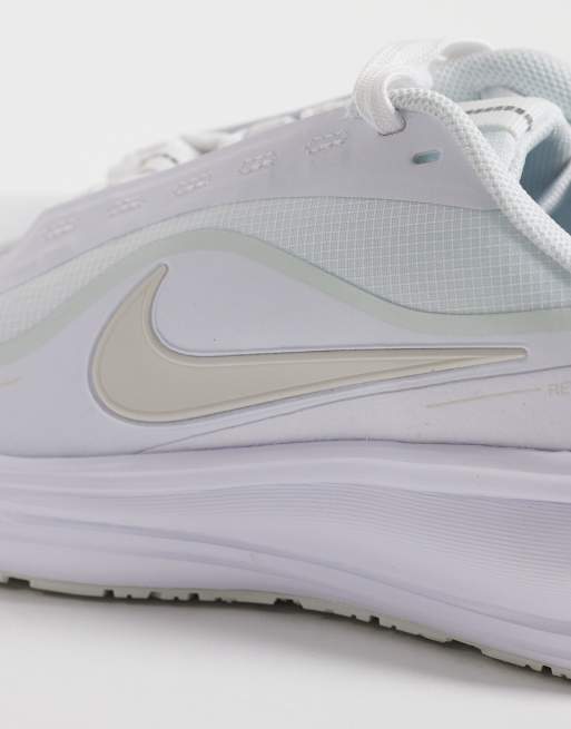 Nike Running Revolution 8 Utility zapatillas de deporte en blanco y gris, 3 de 5