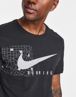 Nike Running – Run Division Dri-FIT – Lauf-T-Shirt in Schwarz mit reflektierendem Grafikprint