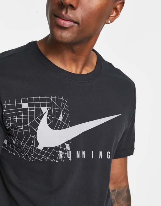 Blanco kleuring Monnik Nike Running Run Division Dri-FIT reflective graphic t-shirt in black | ASOS