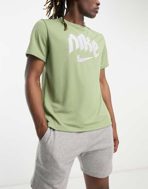 Nike Running – Run Division – Miler – Khakifärgad t-shirt med Swoosh-logga