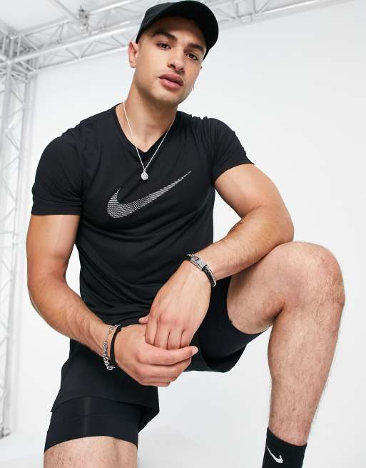 Nike Running - Run Division Miler - T-shirt met swoosh in zwart