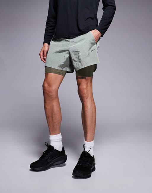 Nike Running – Run Division Stride – Ljusgröna 5 tums 2-i-1-shorts