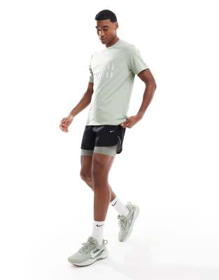 Nike Running - Run Division Stride - Short 5 pouces 2-en-1 - Noir - view 1