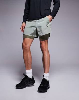 Nike Running - Run Division Stride - Short 5 pouces 2-en-1 - Vert clair